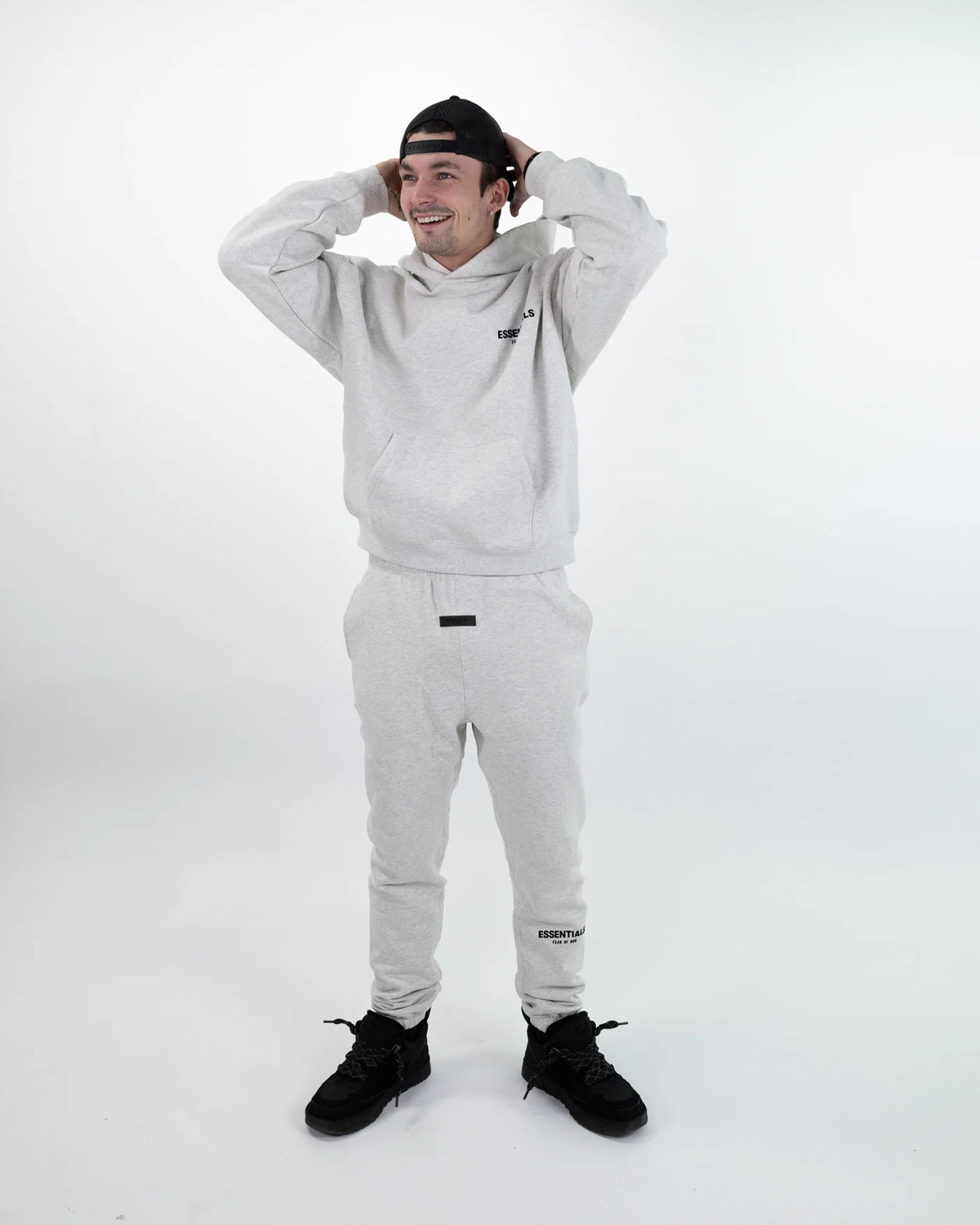 Fear of God Essentials Light Oatmeal hoodie på modell