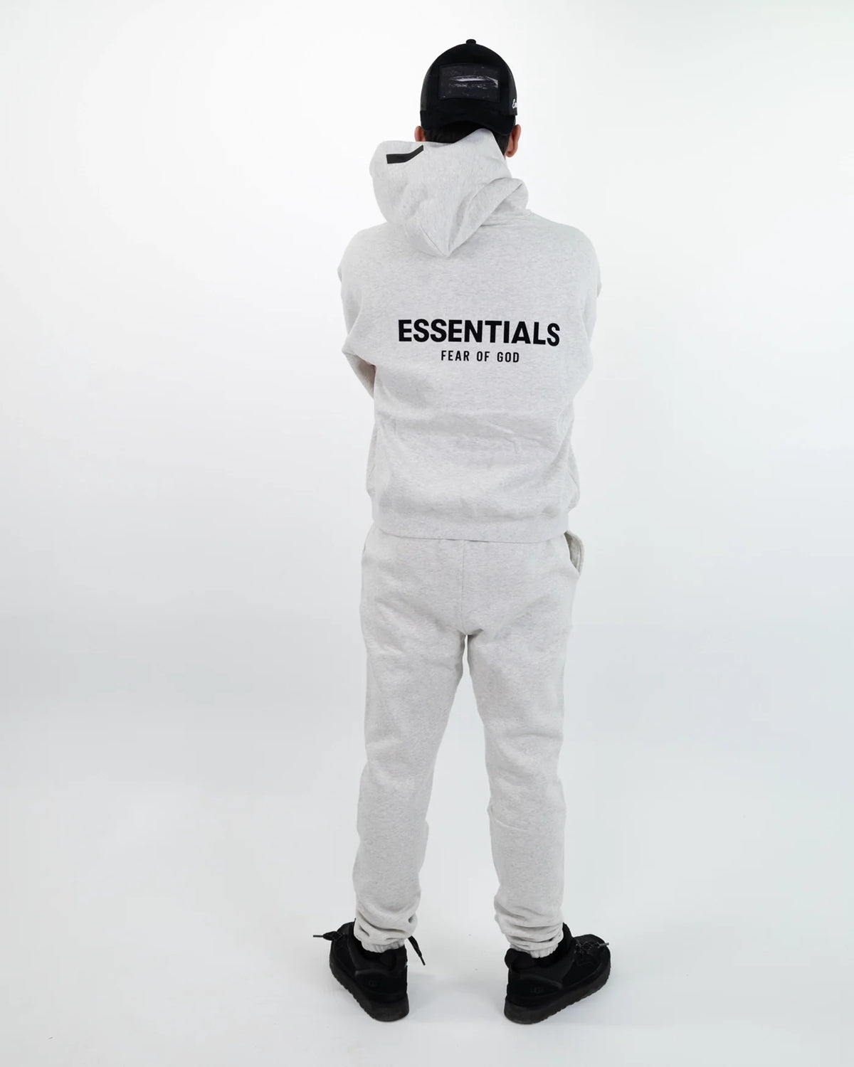 Fear of God Essentials Light Oatmeal sett bakfra